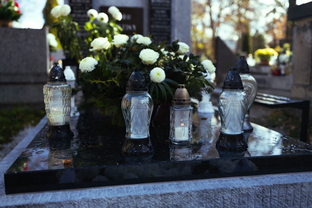 Entretien et fleurissement de sépulture dans le Var et les Bouches du Rhône – Pompes Funèbres ABG Funéraire : services réguliers et hommages personnalisés.